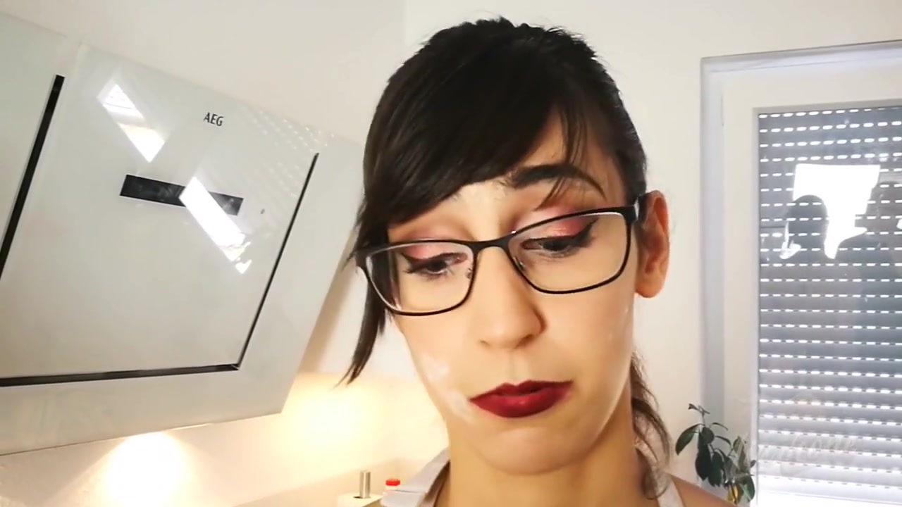 Omg!! Von Stiefdaddy In Der Kuche Uberrascht - Lia Leone