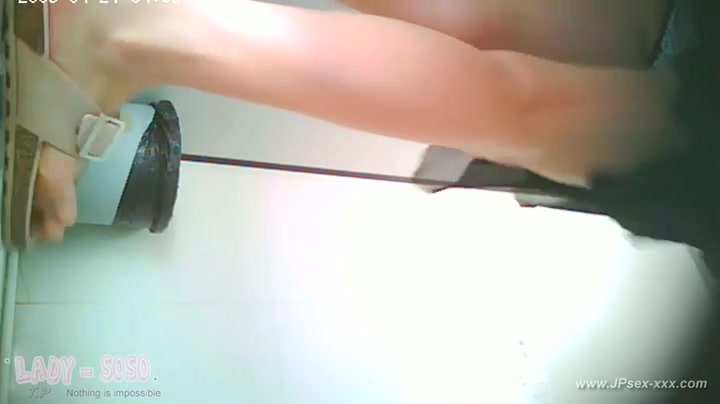 chinese girl go to toilet.29