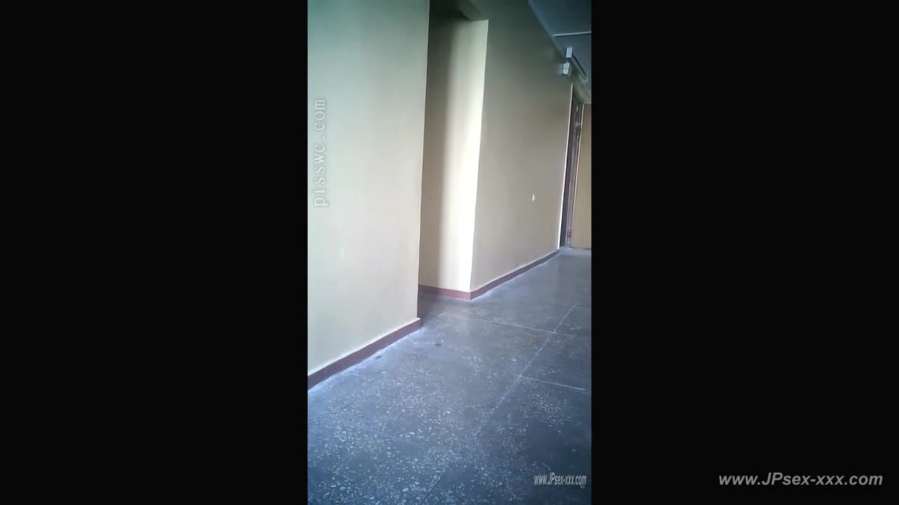peeping blondes go to toilet.***