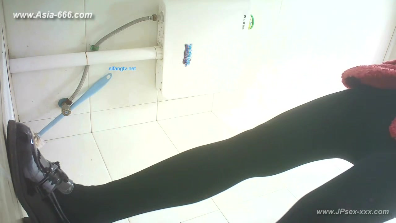 chinese girls go to toilet.***