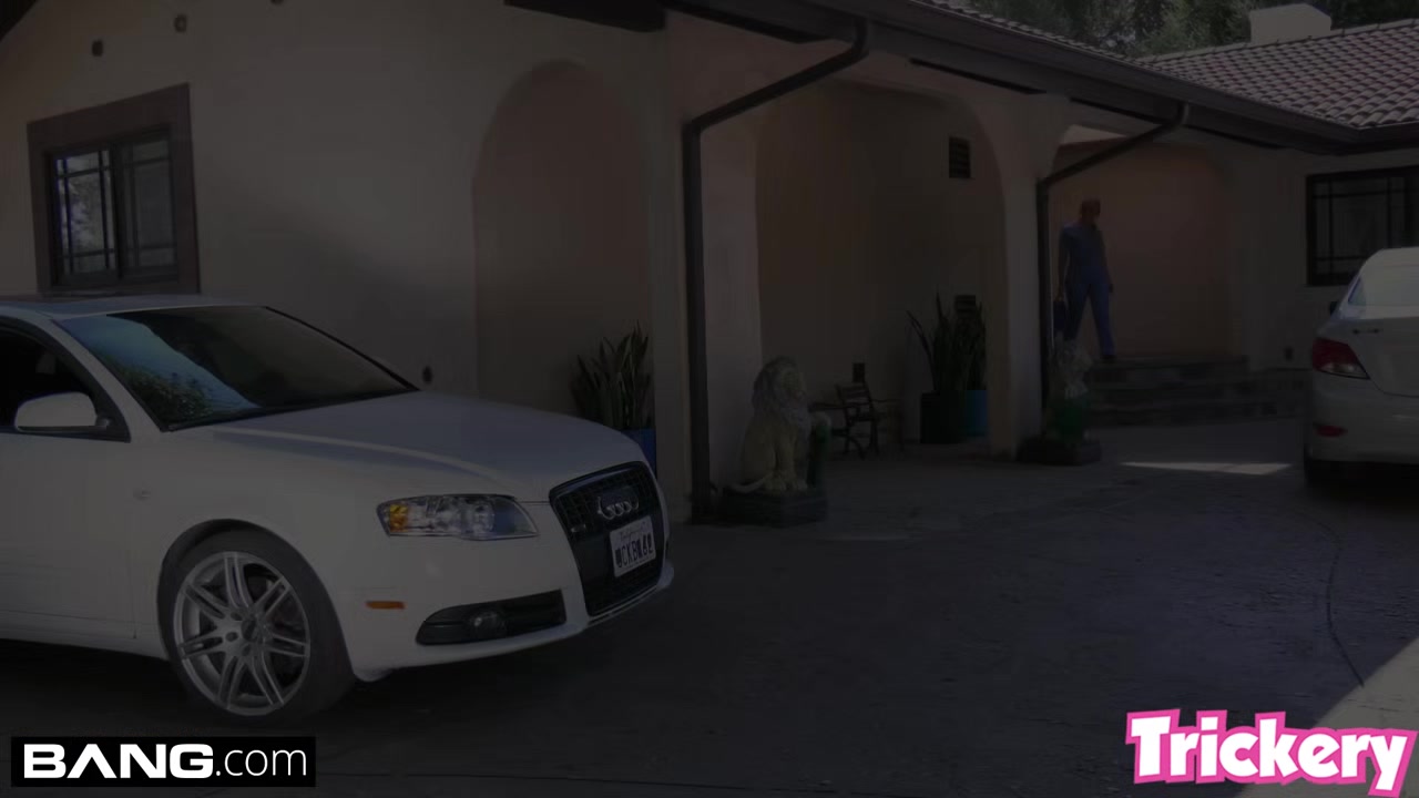 Trickery PAWG AJ Applegate has sex on the job