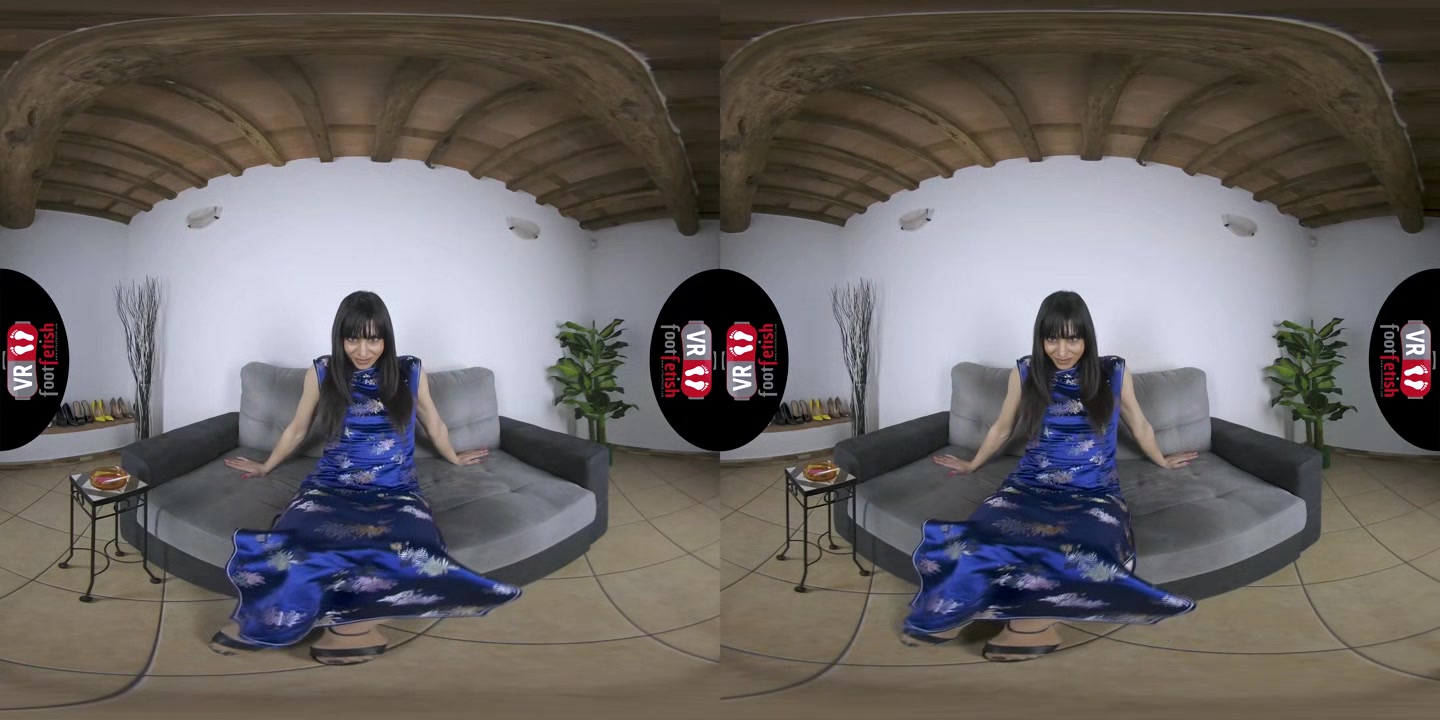 Superb Dark Haired Chick Lara Likes To Show Off Her Magnificent Feet And Toes In Virtual Reality