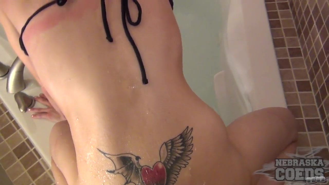 Des Moines Iowa Stripper Envey Water Play In Her Bathtub And Shower Shot At Home - NebraskaCoeds