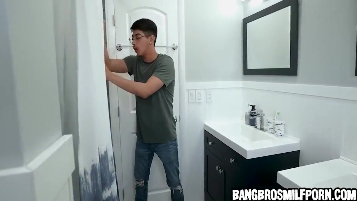 He Wanted To See His New Girlfriend Naked So He Hid Behind The Shower Curtain 5 Min - Vivianne De Silva
