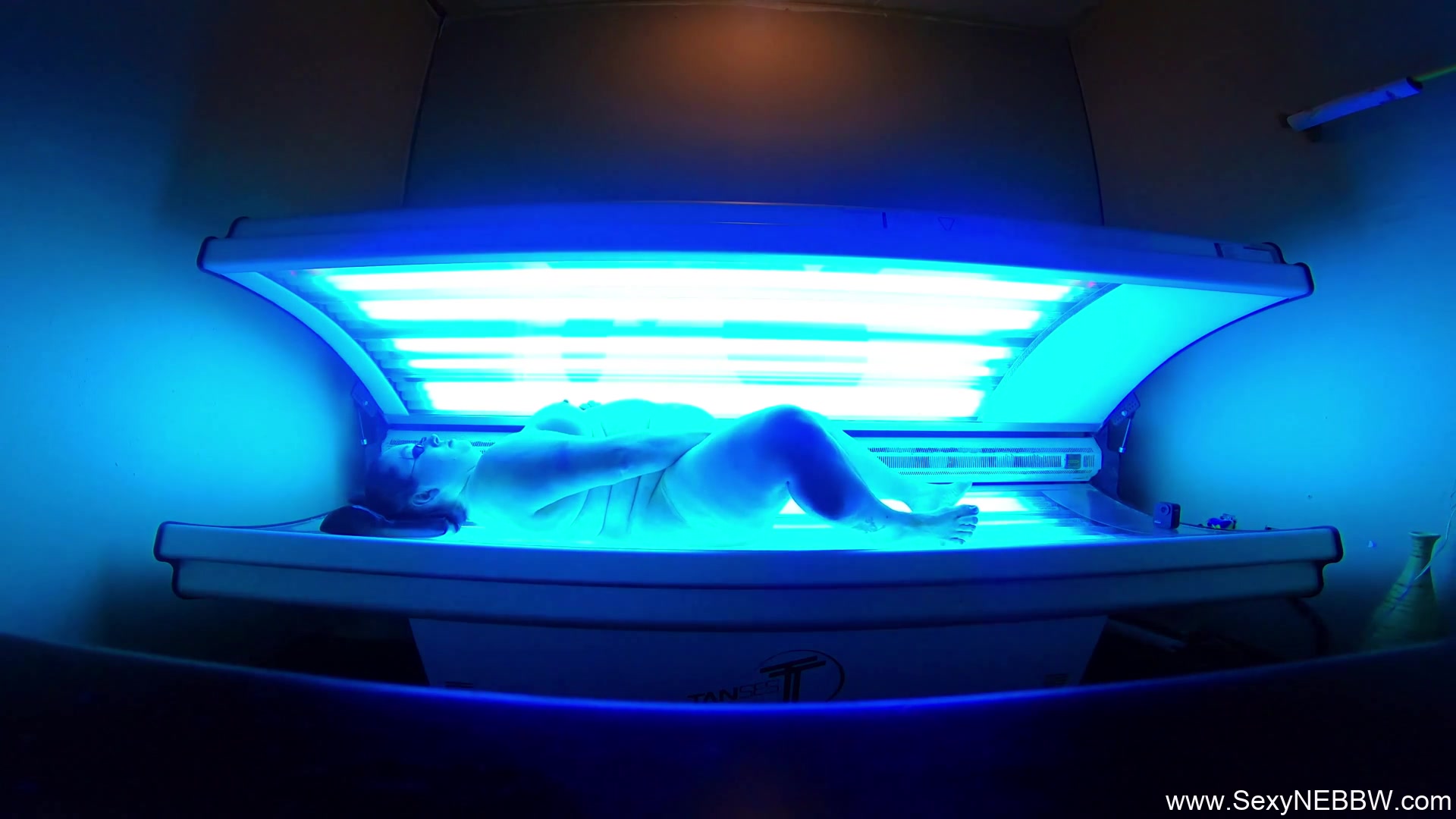 Sexy Bbw Playing Public Tanning Bed - Sexynebbw