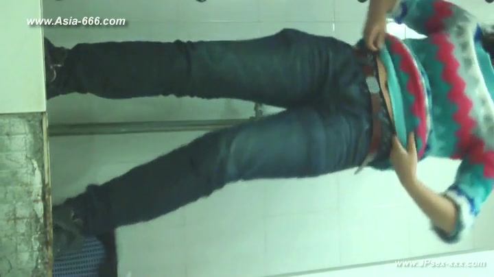 chinese girls go to toilet.45