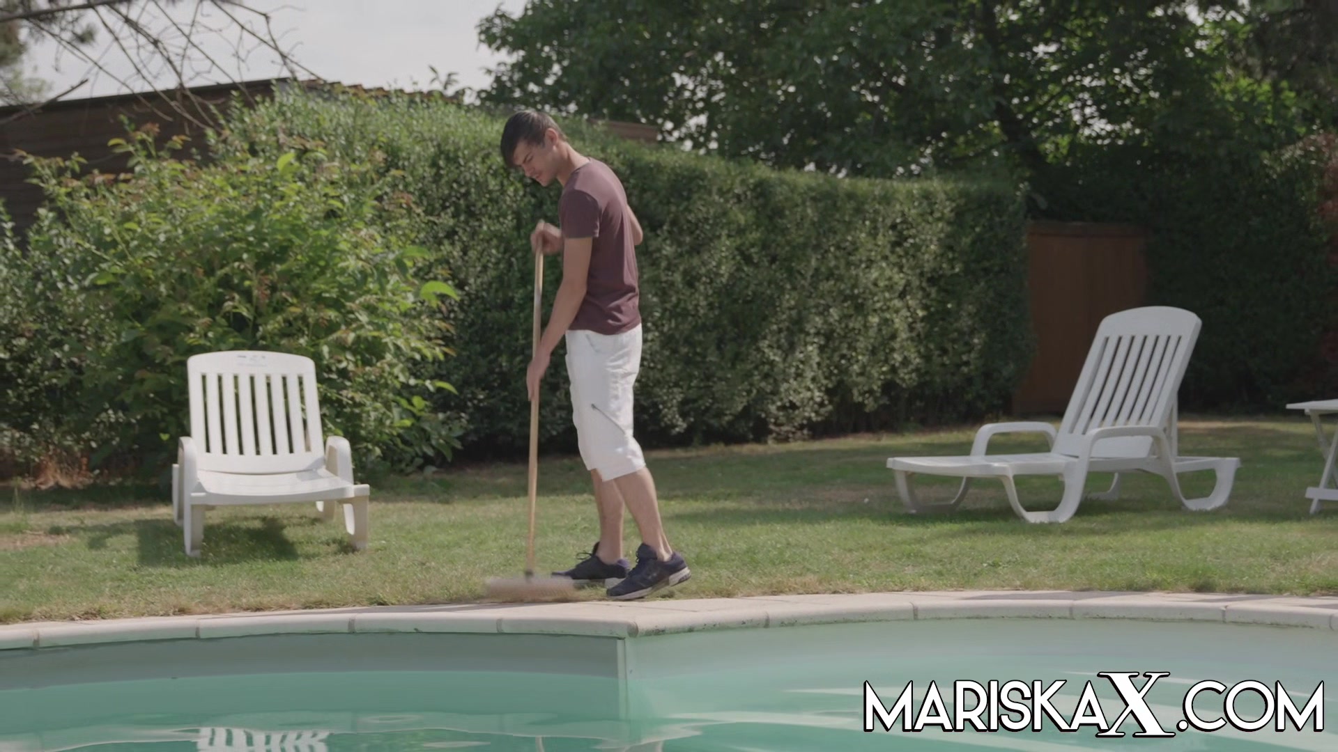 MARISKAX Busty babe Lucia Love seduces the pool boy
