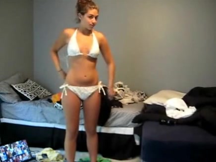 Sex amateur chick stripping off her swimming suit