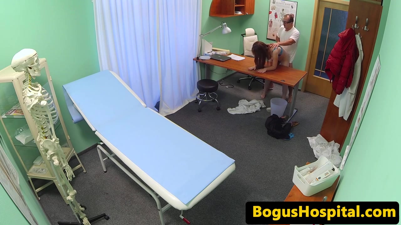 Euro patient pussyfucked by doctor on