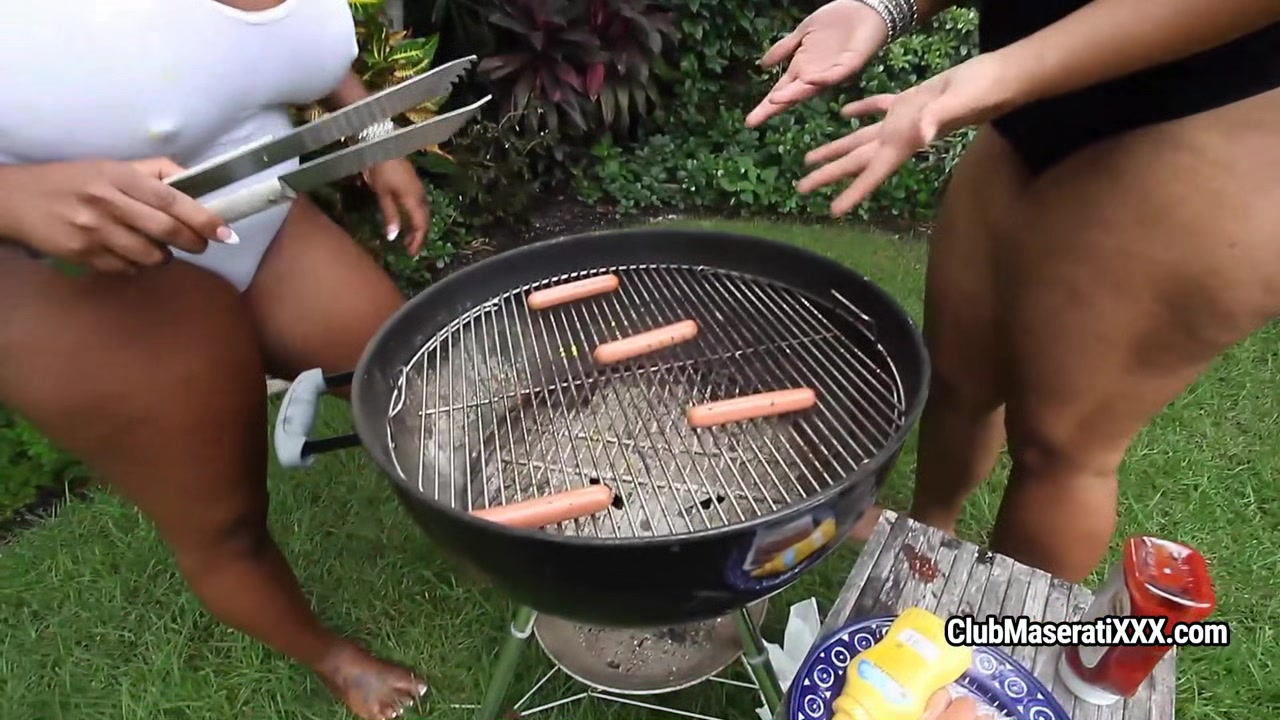 Hot Dogs And Buns Ft. Caramel Kitten
