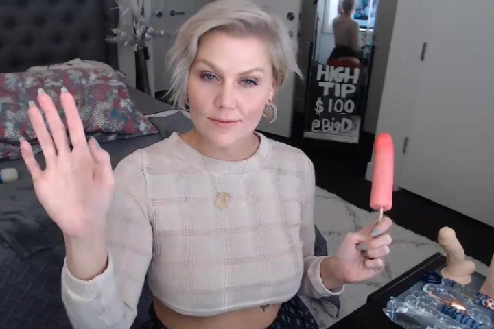 Gorgeous Babe Reveals Her Hooters And Suck A Popsicle