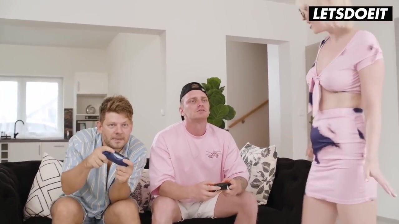 Eliz Benson, Danny Mountain And Snow White In Hot Stepmoms Have Amazing Anal Threesome Featuring