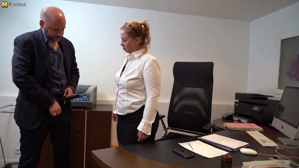 Big ass secretary blows two dicks and gets a double penetration