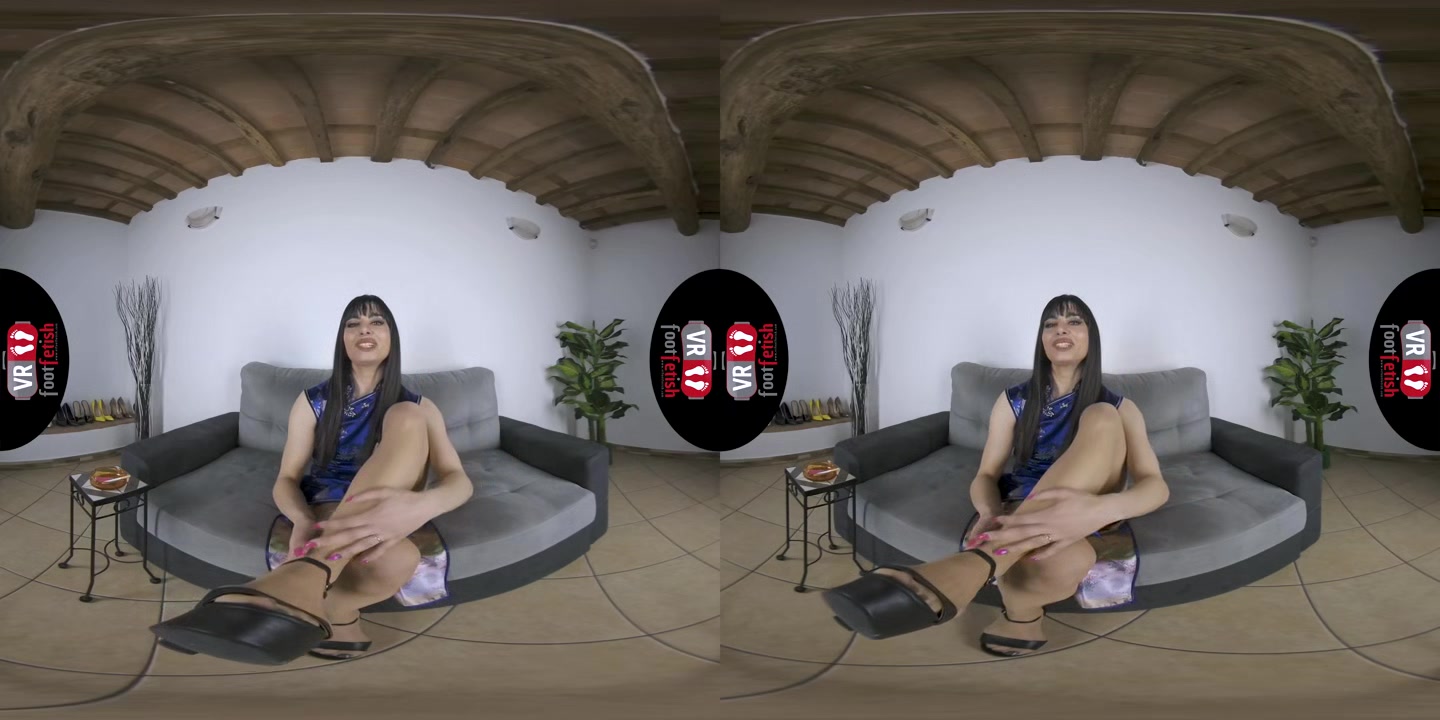 Superb Dark Haired Chick Lara Likes To Show Off Her Magnificent Feet And Toes In Virtual Reality