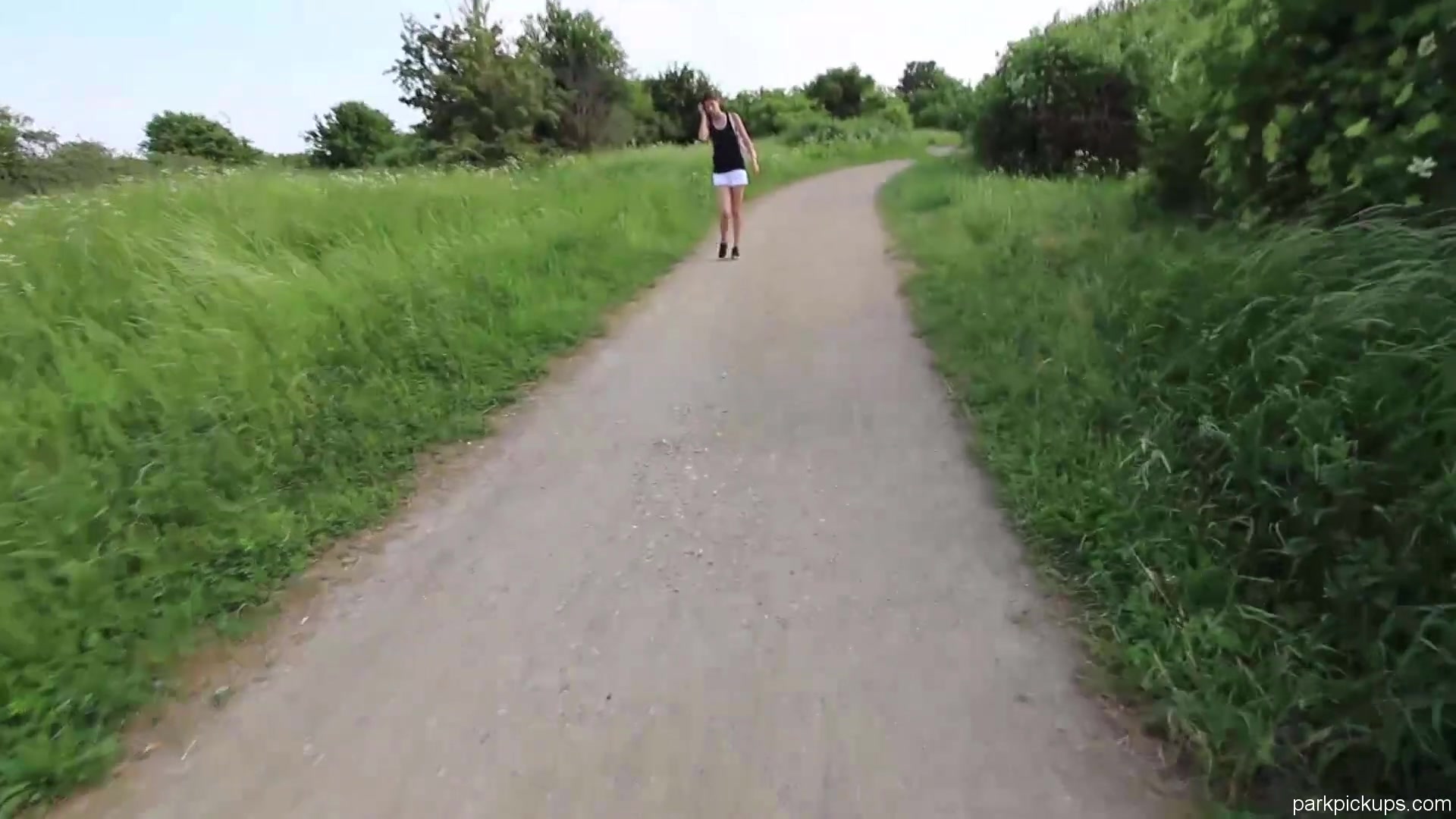 Snygg Brunette Suger Kuk Utomhus I Kopenhamn - Sex Movies Featuring Svenskporr