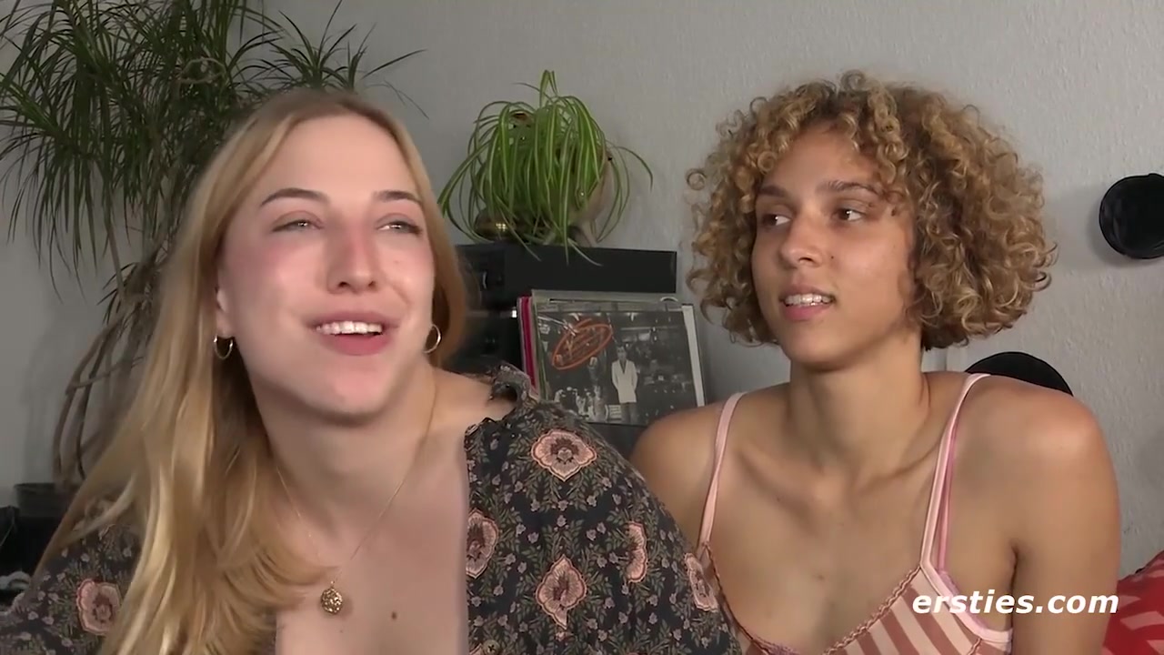 July Und Zoe B Haben Spab Mit Einem Doppeldildo