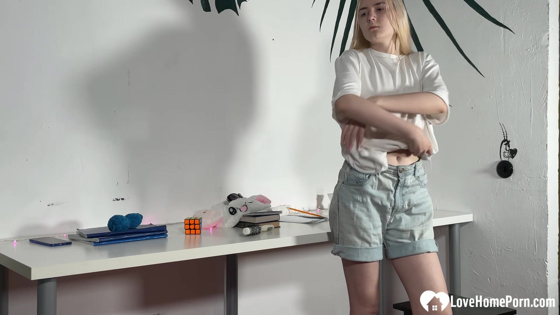 Blonde teen 18+ cannot stop drilling herself on camera