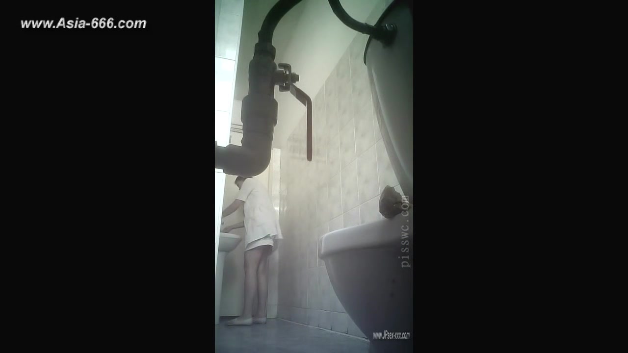 peeping blondes go to toilet.***