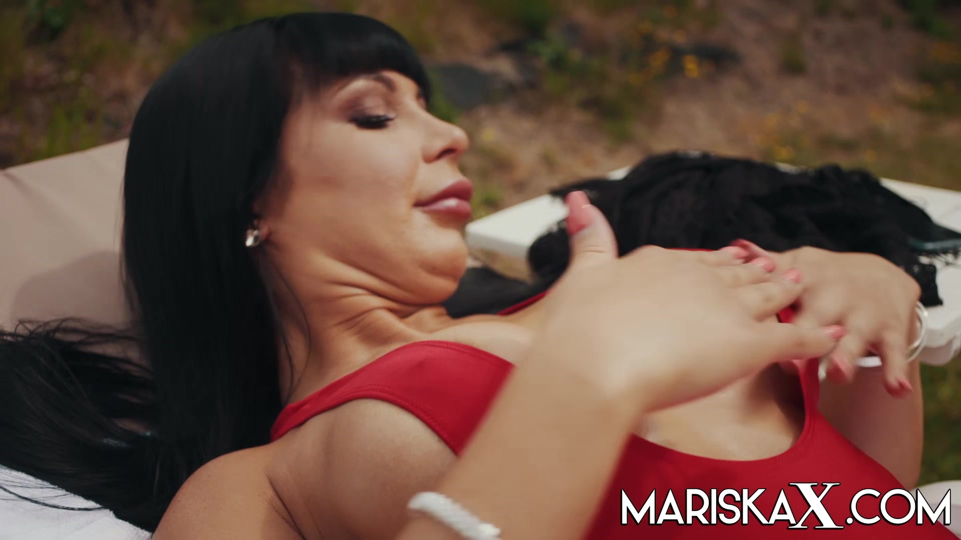 MARISKAX Valentina Ricci ass fucked by the pool guy