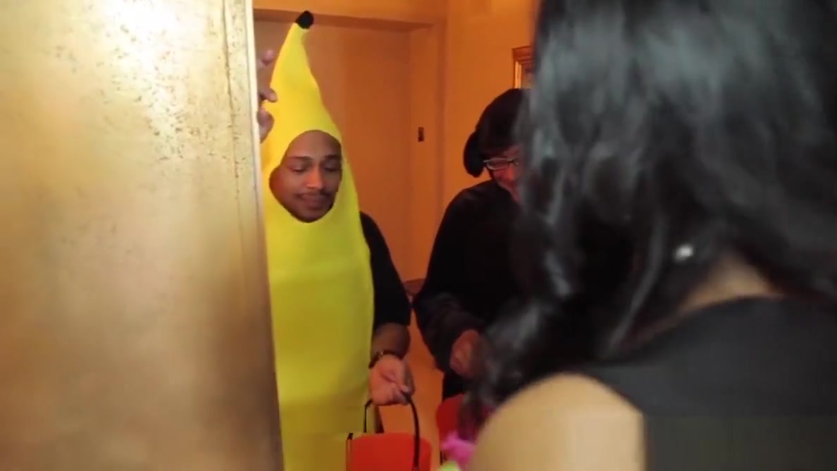 Tranny bimbo treats the trick or treaters with her ass