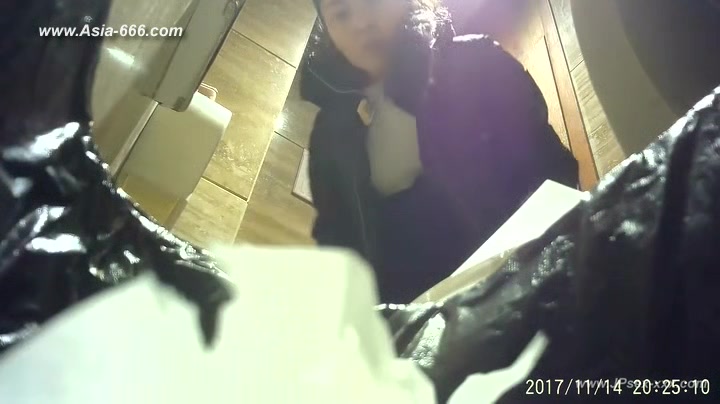 chinese girls go to toilet.98