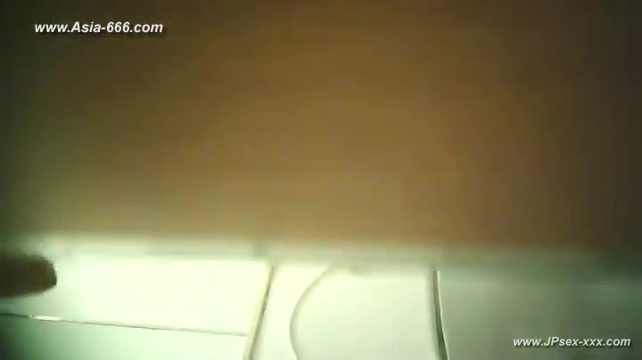 peeping thai girls go to toilet.4