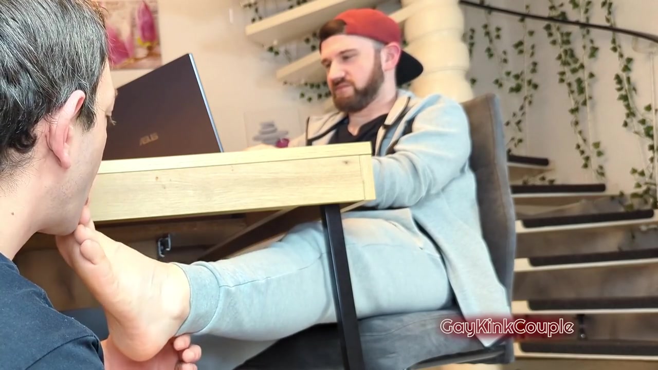 Feet Worship Blowjob And Cumkiss While In Homeoffice