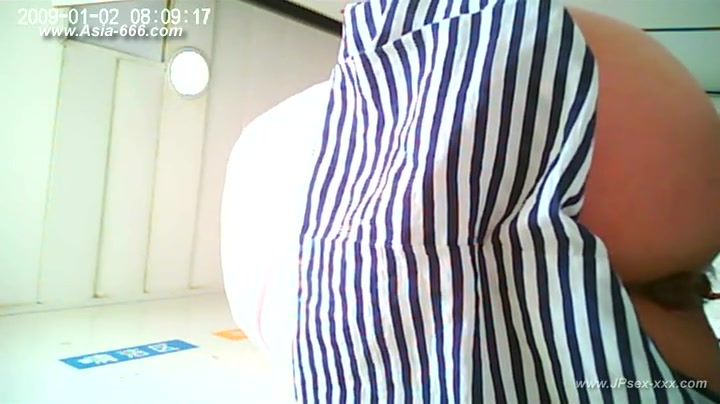 chinese girls go to toilet.19