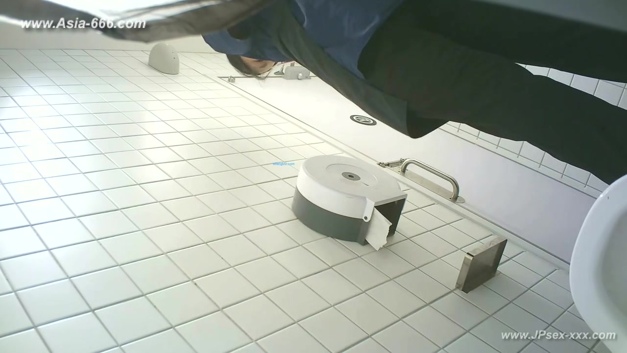 chinese girls go to toilet.***