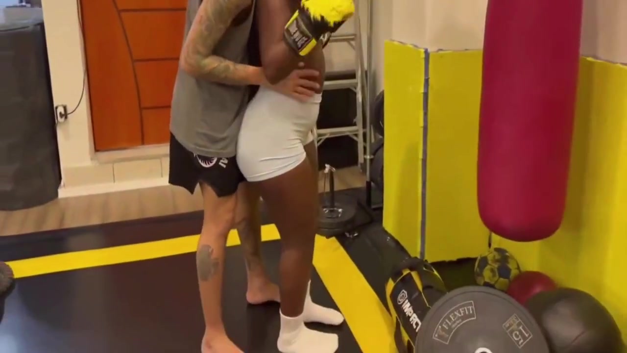 Holly Bombom - Sexo Na Academia Com O Treinador
