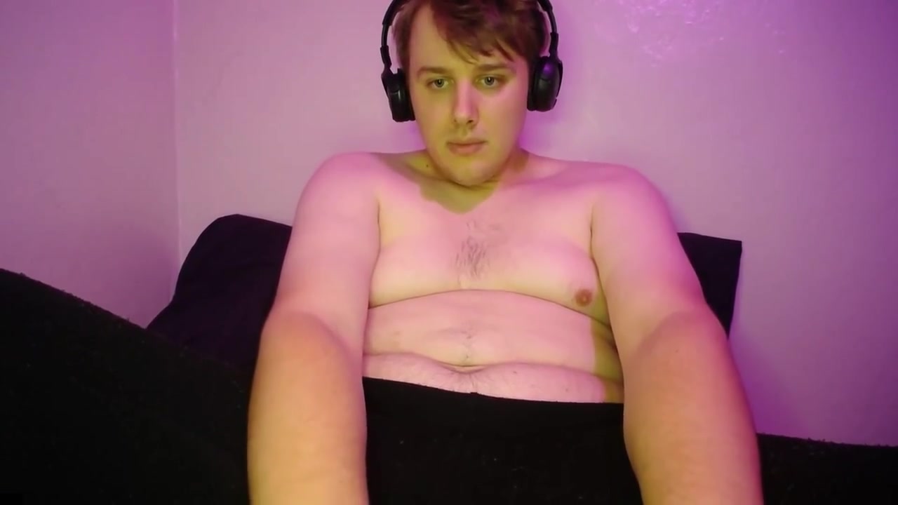 Handsome Chubby Bi Dude Strokes His Huge Cock On Streamate