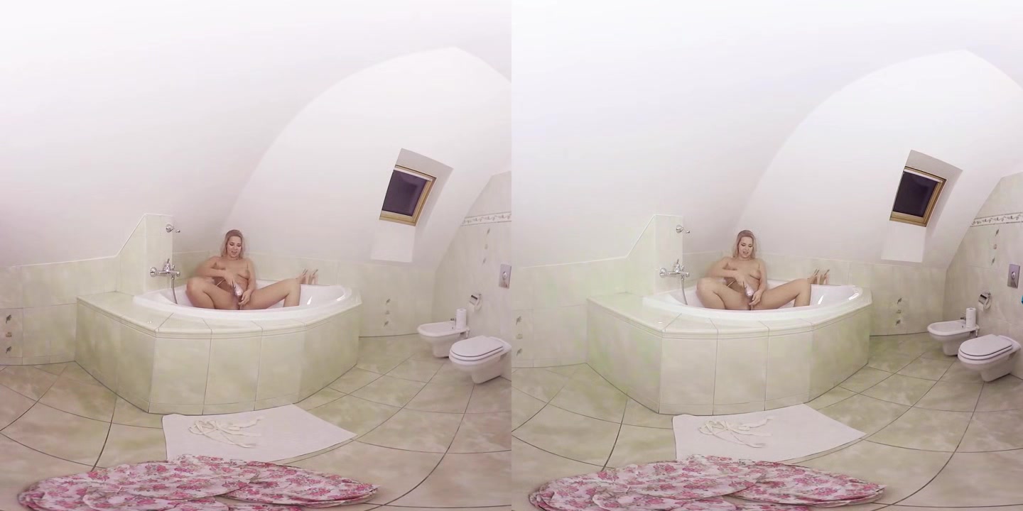 Nikky Dream Plays in the Tub