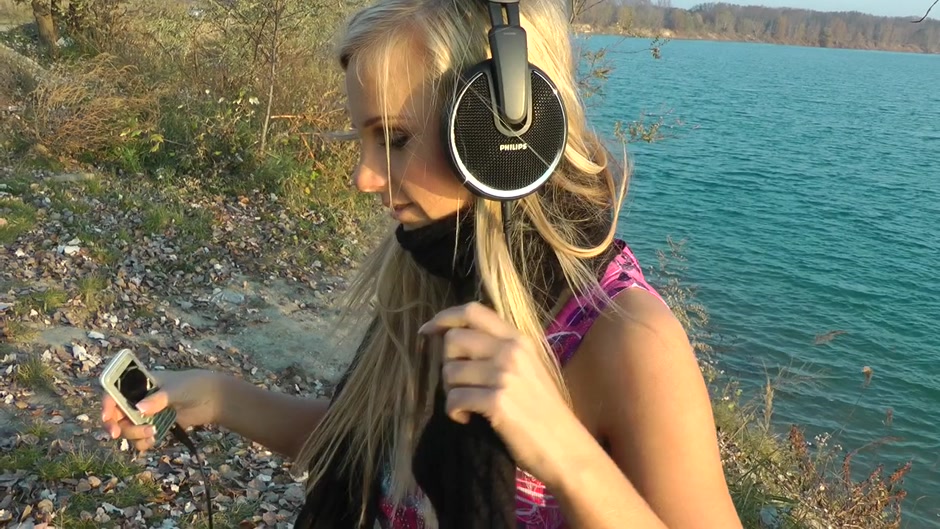 Sexy blonde enjoys anal fucking in the outdoors