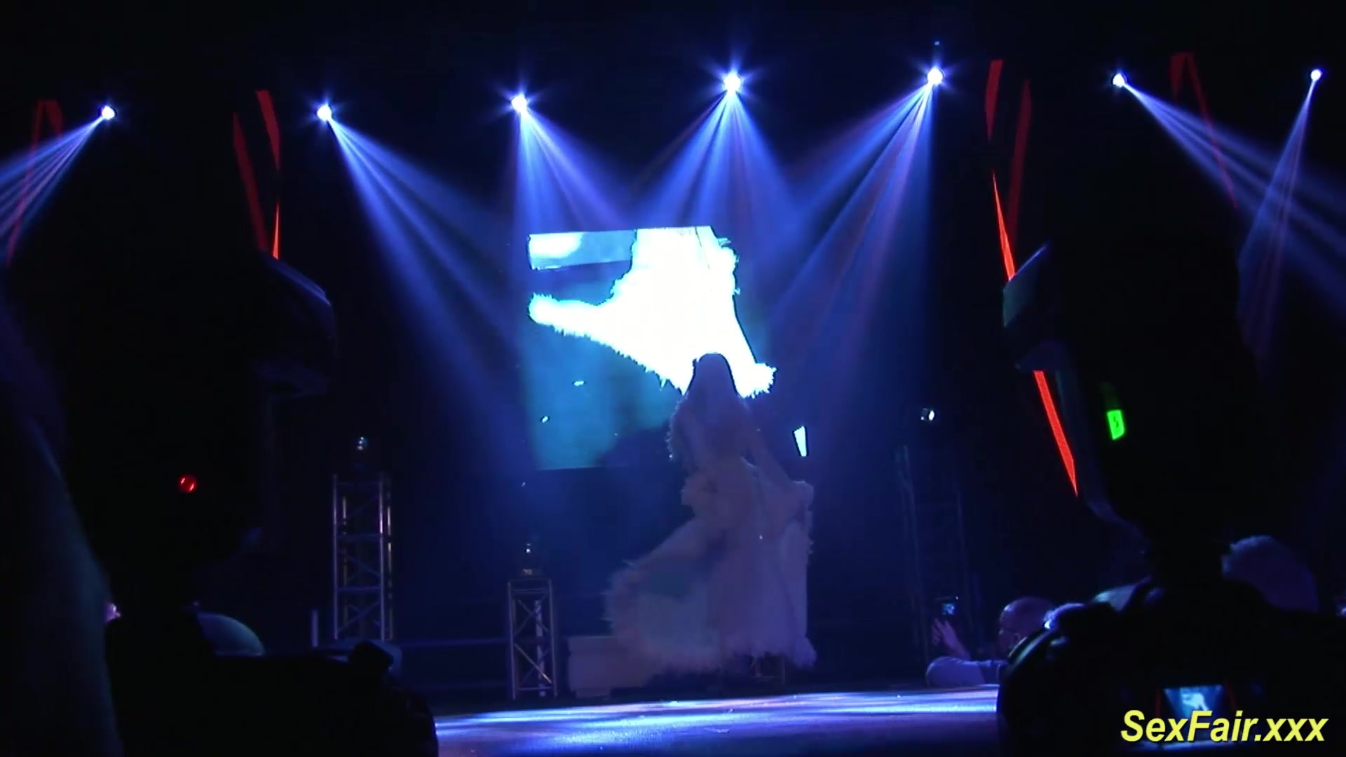 wild flexi stepmom naked on stage