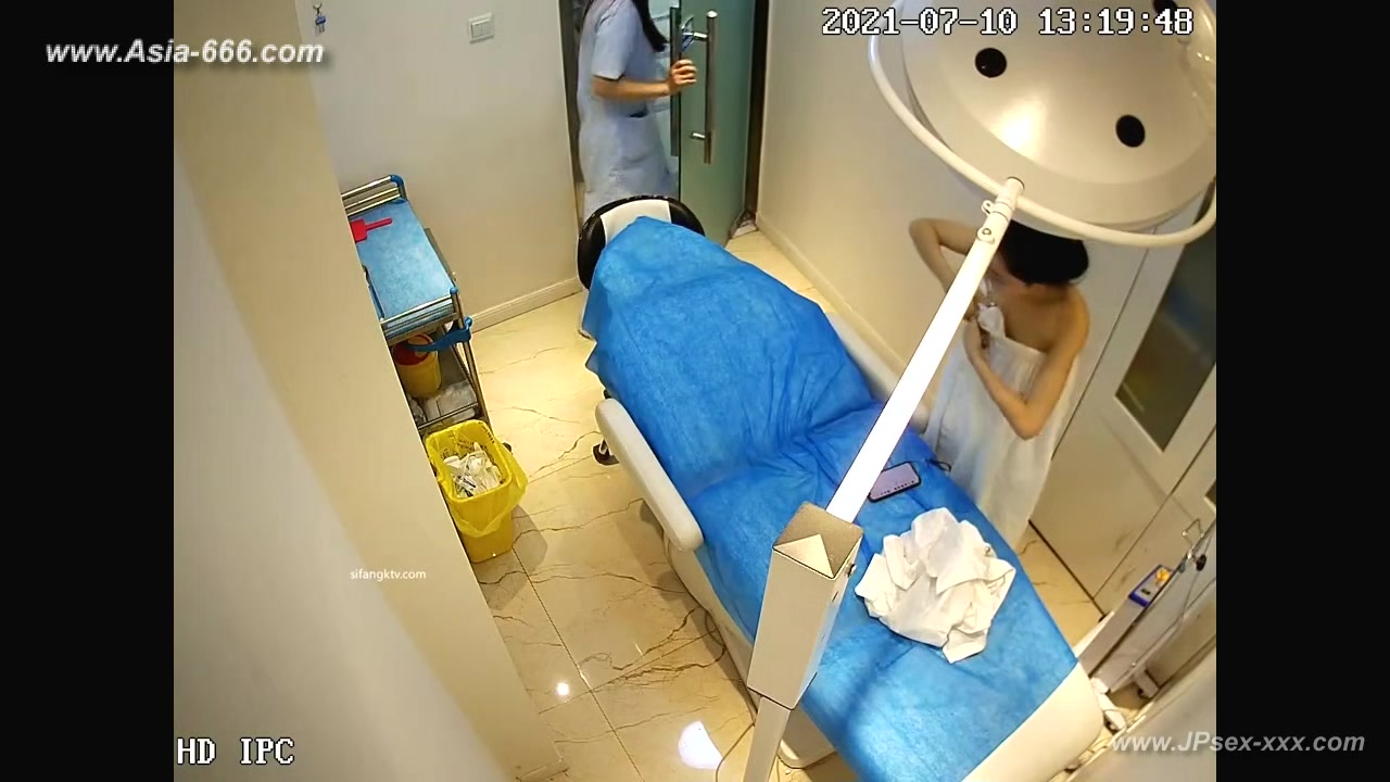 Hackers use the camera to remote monitoring of a lover's home life.604