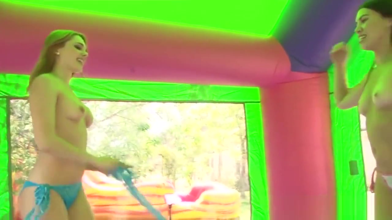 Ginger les clit stimulated with vib outdoors