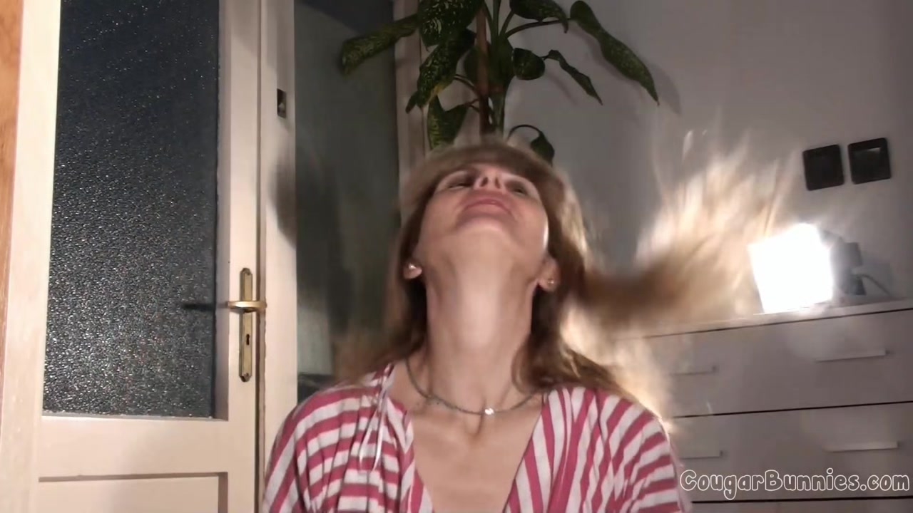 Mature Doris Dawn takes off her cloth and shows her hairy cunt