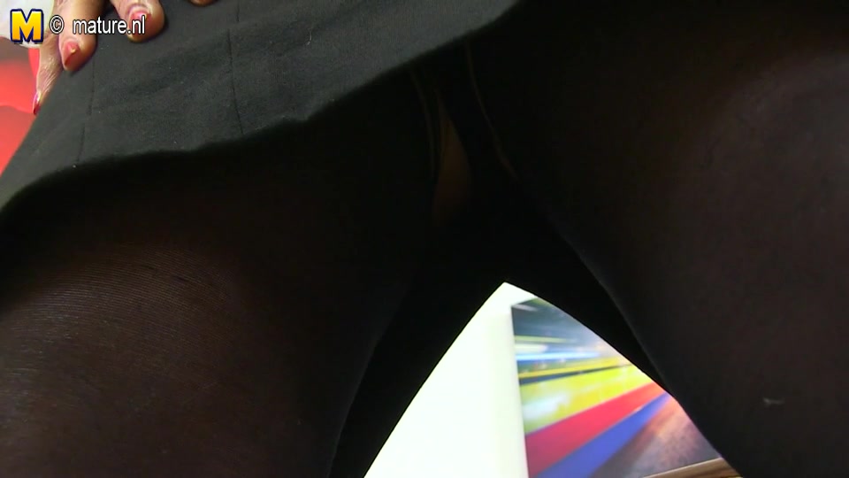 Naughty British Housewife Playing With Her Wet Pussy - MatureNL