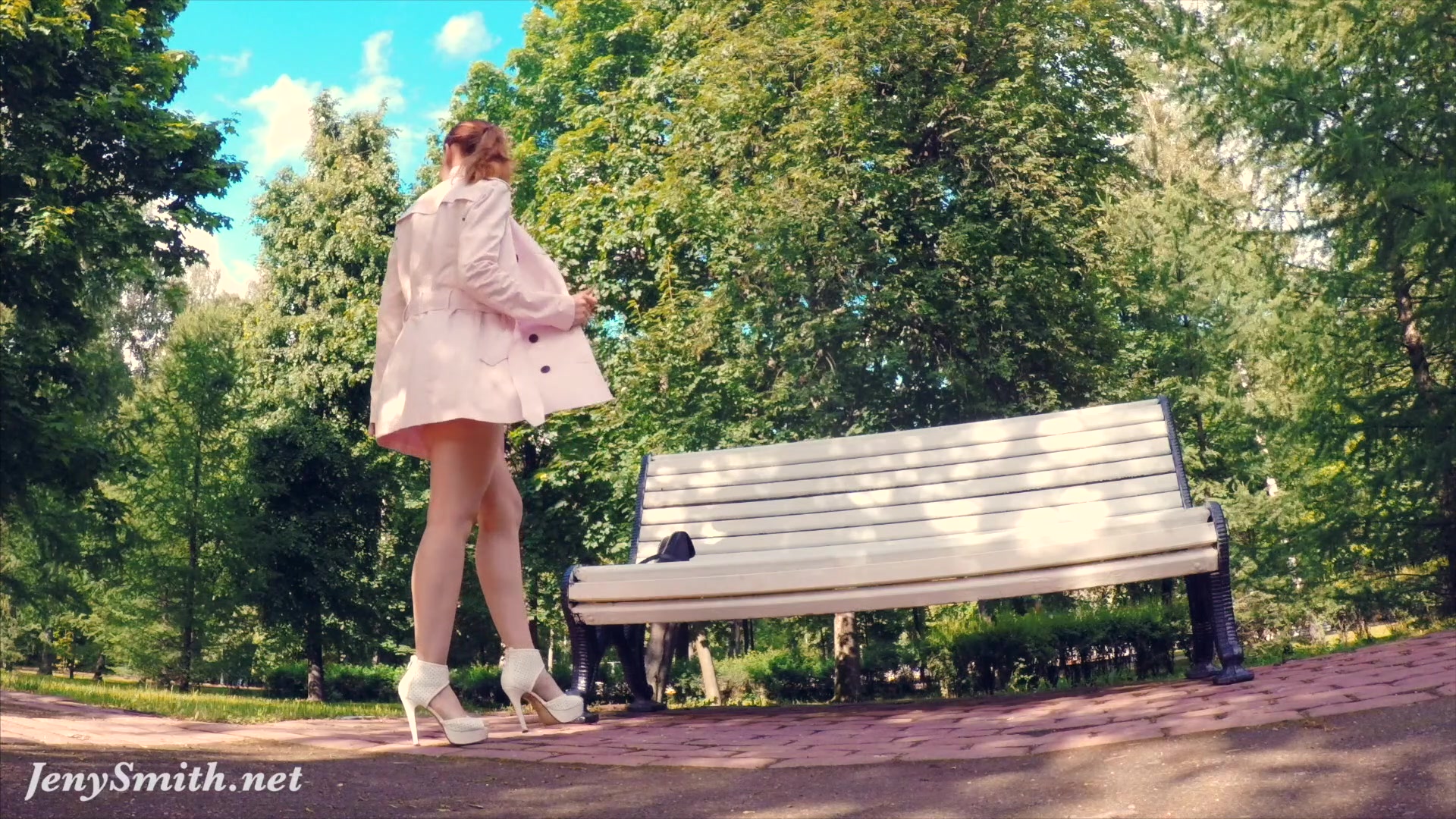 Jeny Smith fully naked in a park got caught