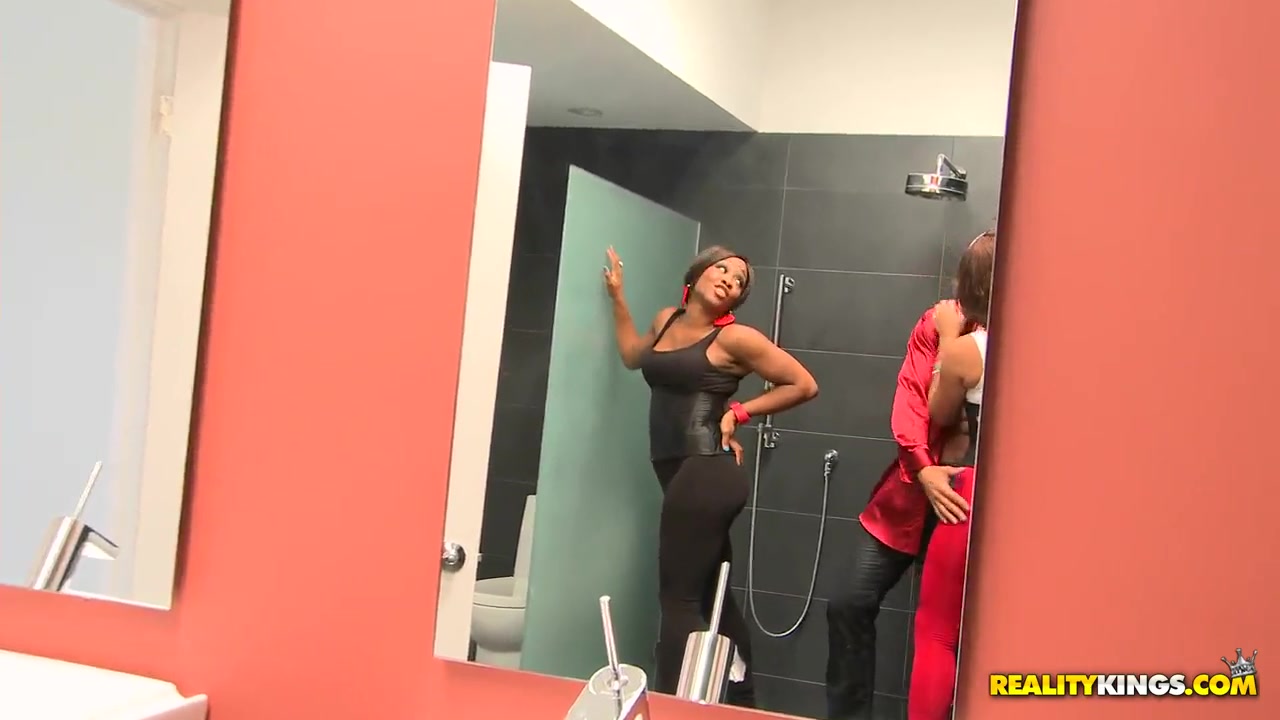Two nasty babes with fantastic asses making a blowjob