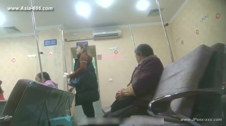 peeping chinese woman to go to the hospital for an injection.1