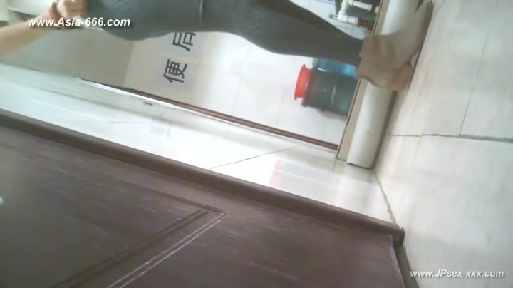 chinese girls go to toilet.17