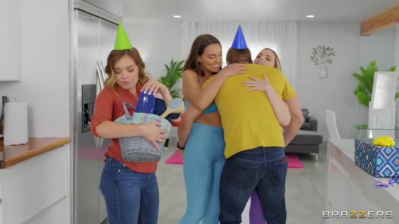 Smashing My Hot Lesbian Roommates