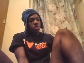 Young Ebony playing with her hairy twat on webcam