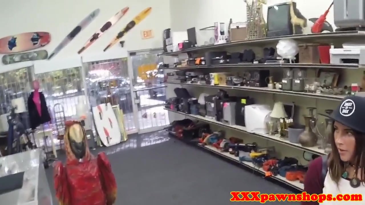 Pawnshop Babe Blowing Cock Until Cuminmouth