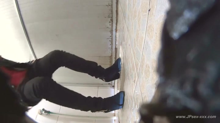 chinese girl go to toilet.30
