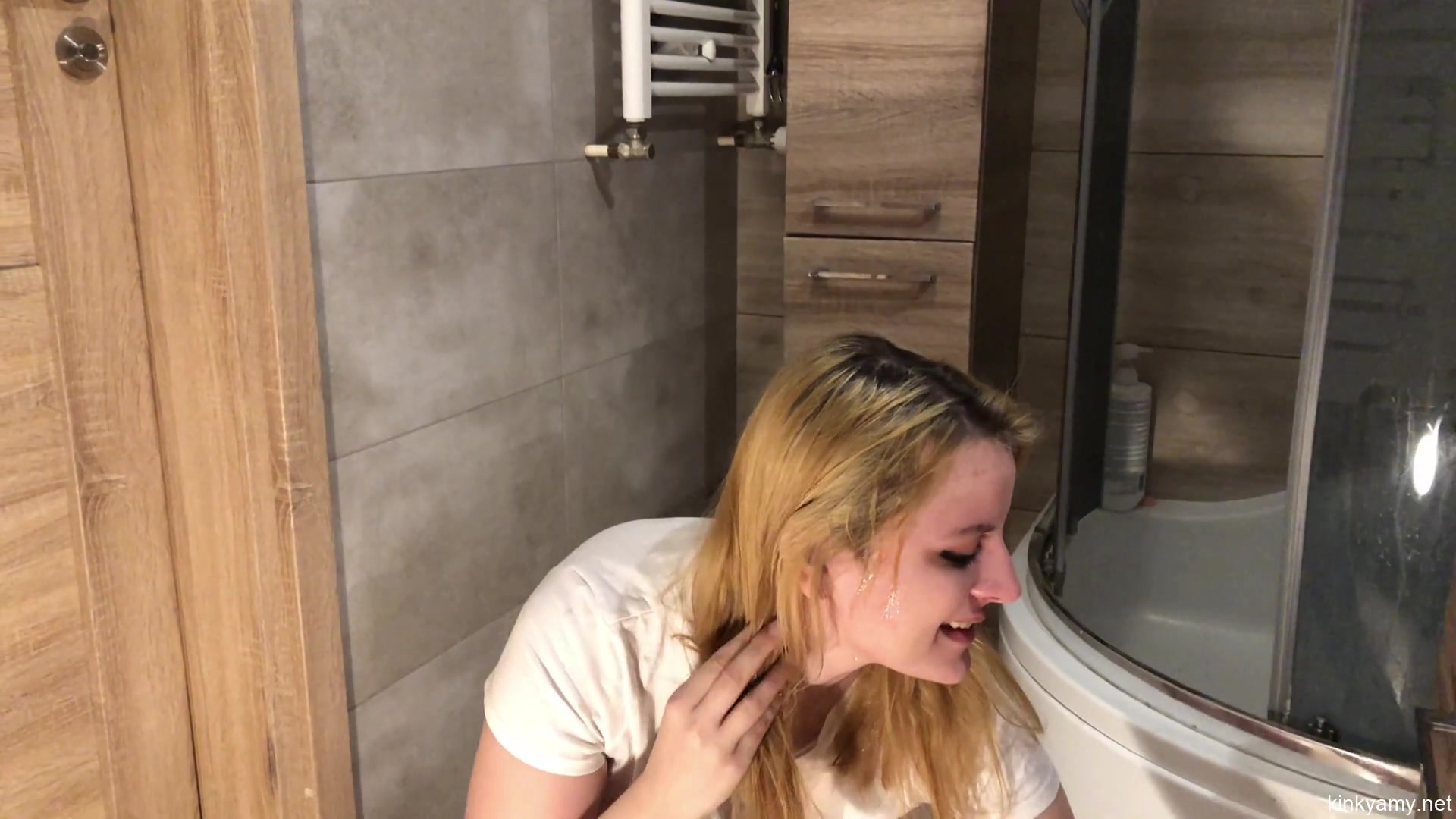 Washing Cum With Piss And Wet Play - Kinky Amy