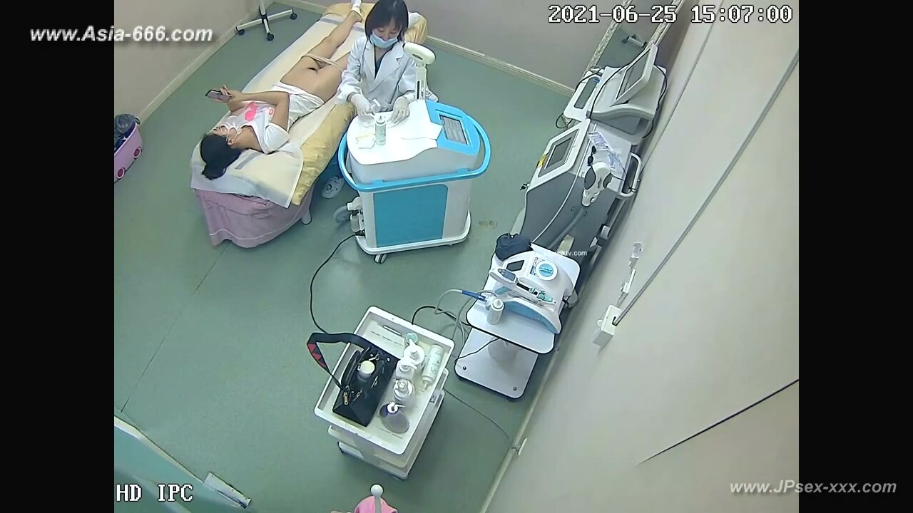 Hackers use the camera to remote monitoring of a lover's home life.604