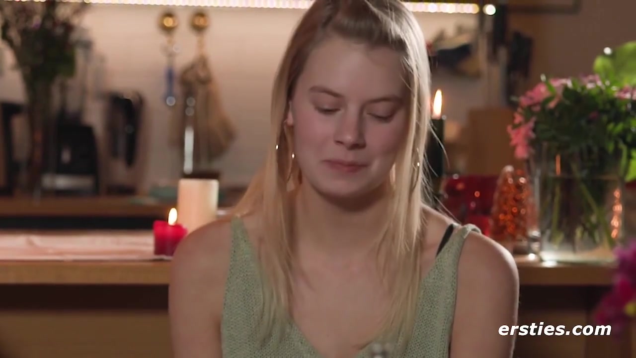 Blondine Jolien Folgt Den Anweisungen Von Iva