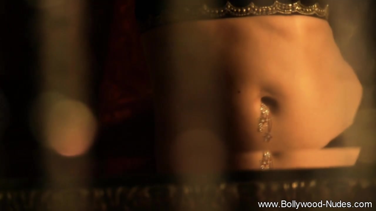Sensual Indian Babe Loves To Dance